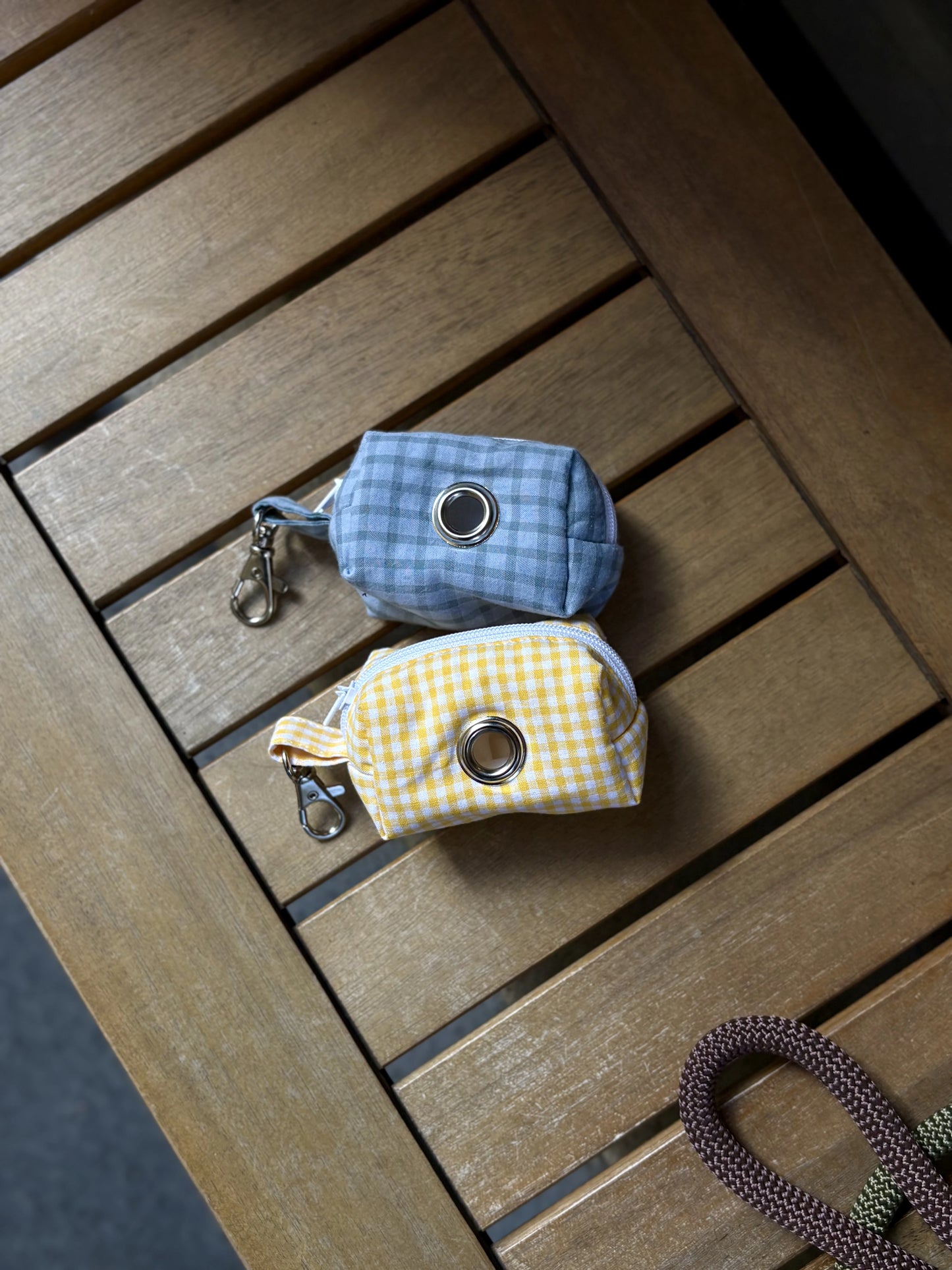 Porte-sacs à déjections vichy jaune