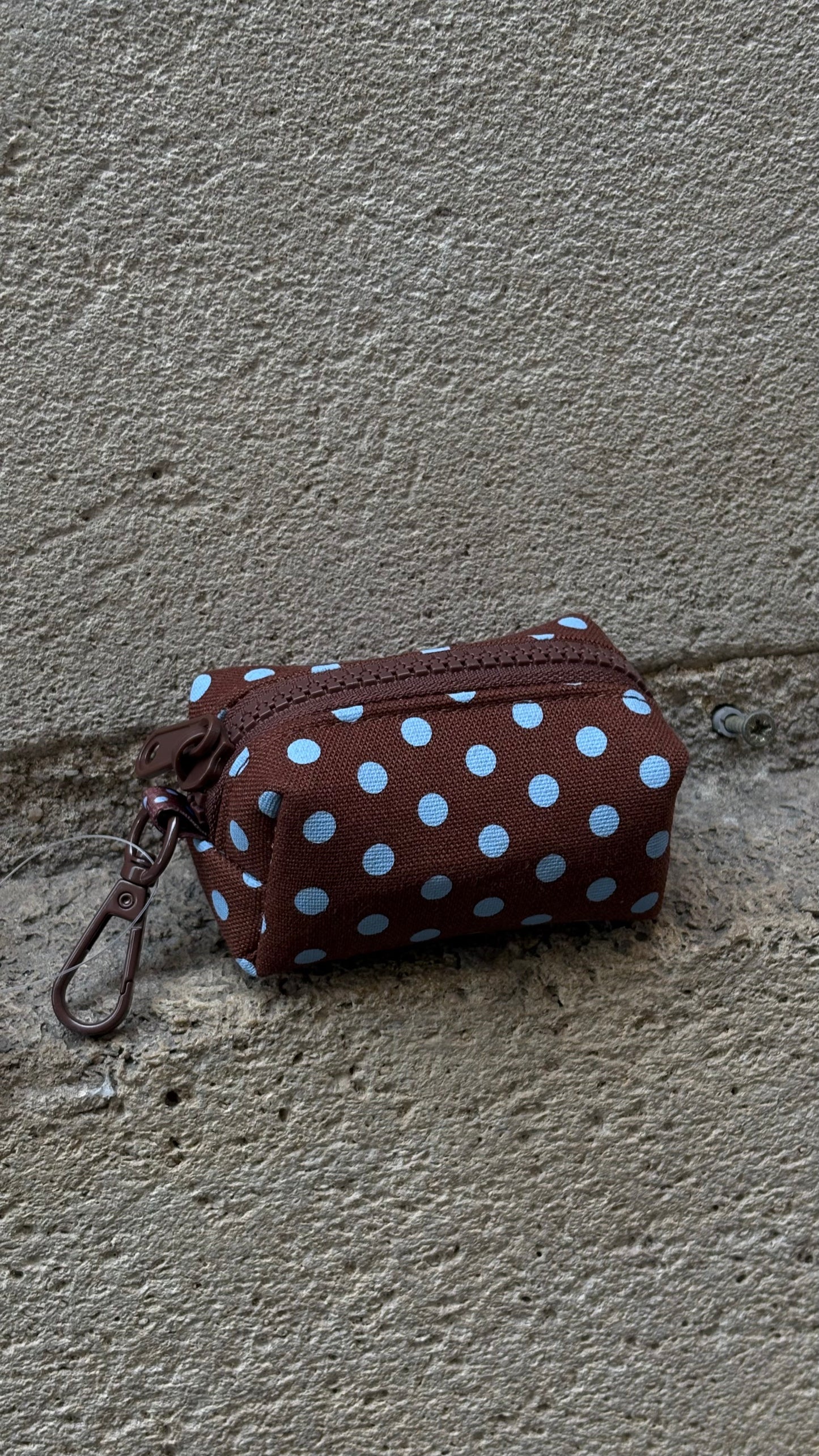 Distributeur de sacs à déjections marron à pois