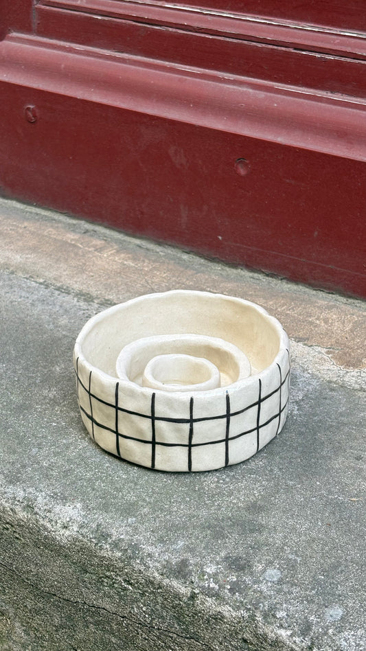 Petit bol anti-glouton en céramique - quadrillé