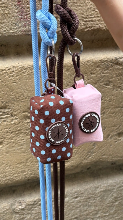Distributeur de sacs à déjections marron à pois