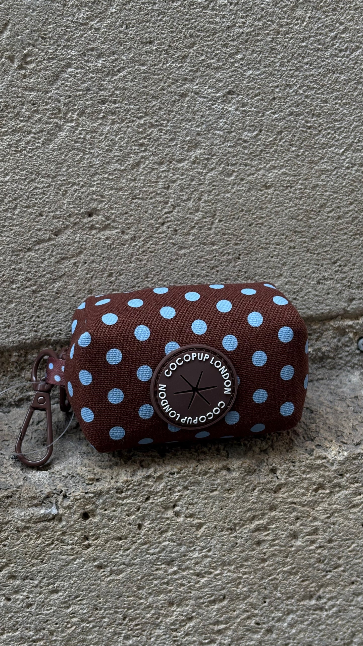 Distributeur de sacs à déjections marron à pois