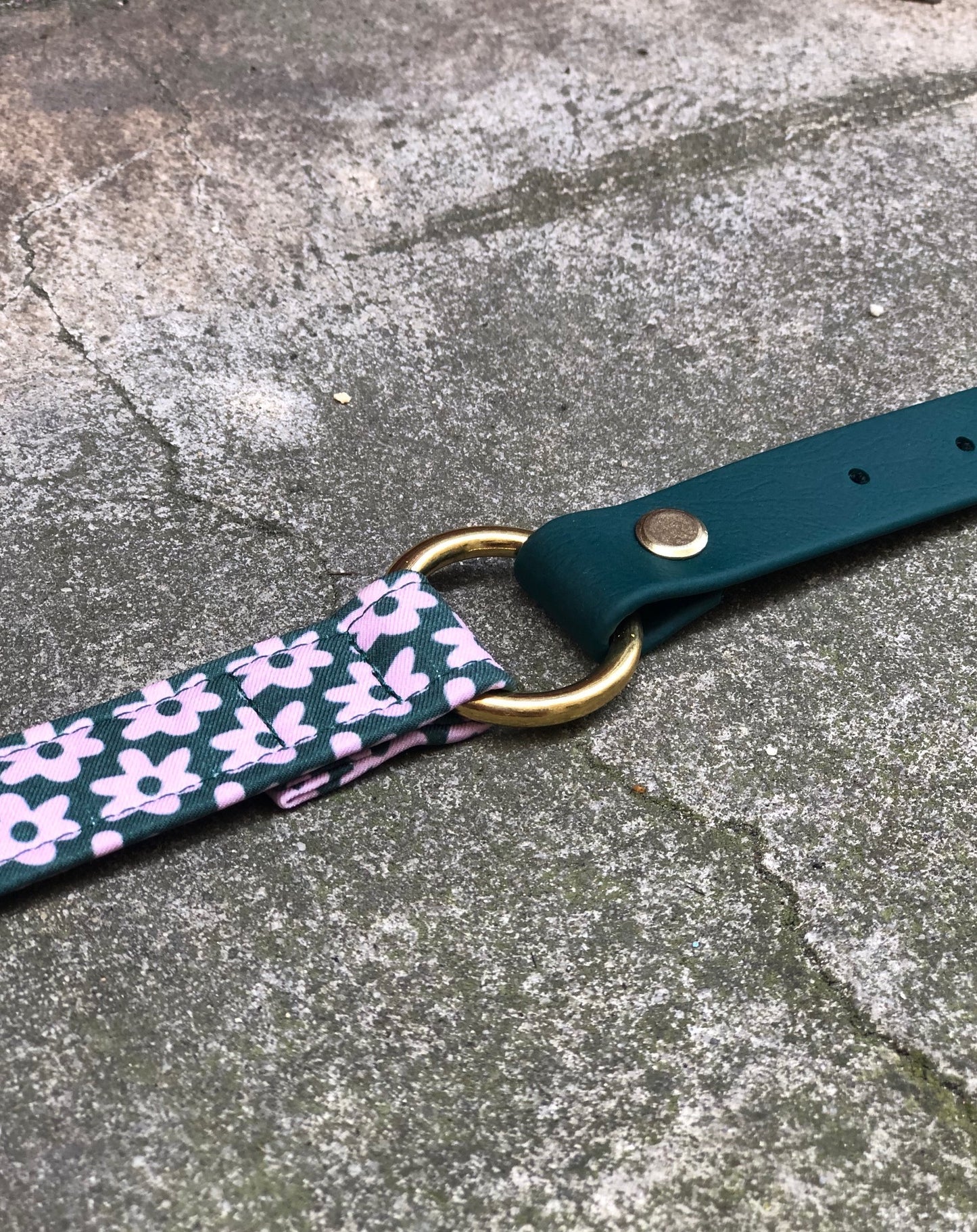 Green and pink daisy collar