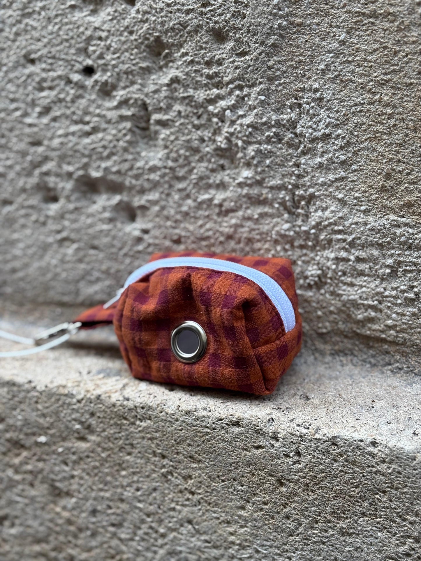 Porte-sacs à déjections vichy orange et bordeaux