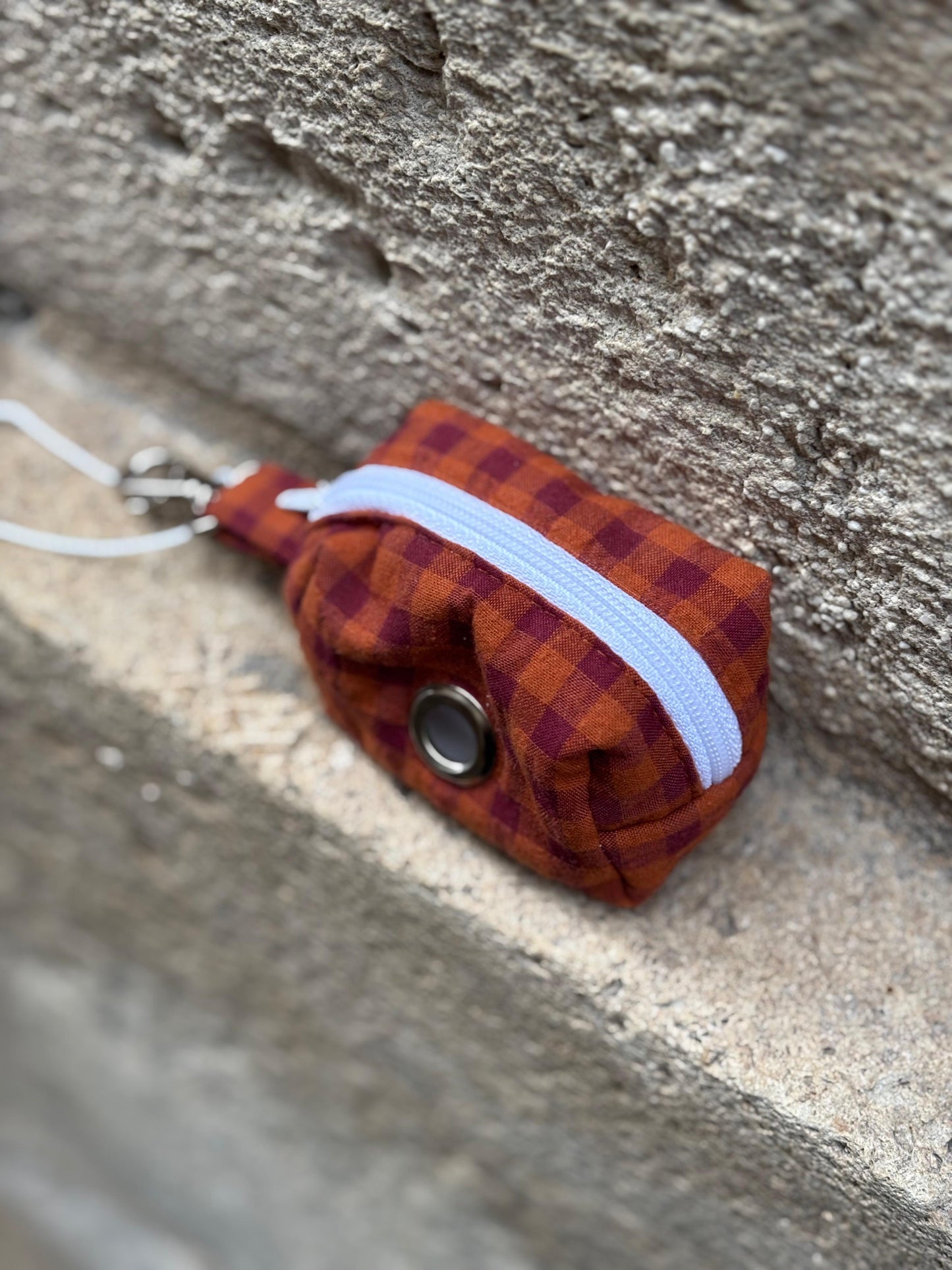 Porte-sacs à déjections vichy orange et bordeaux