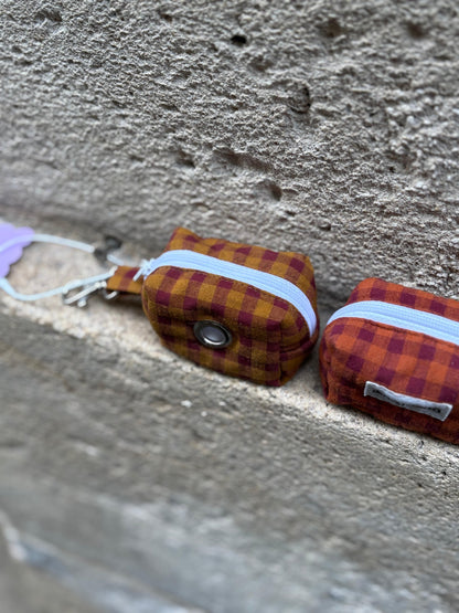 Porte-sacs à déjections vichy ocre et bordeaux