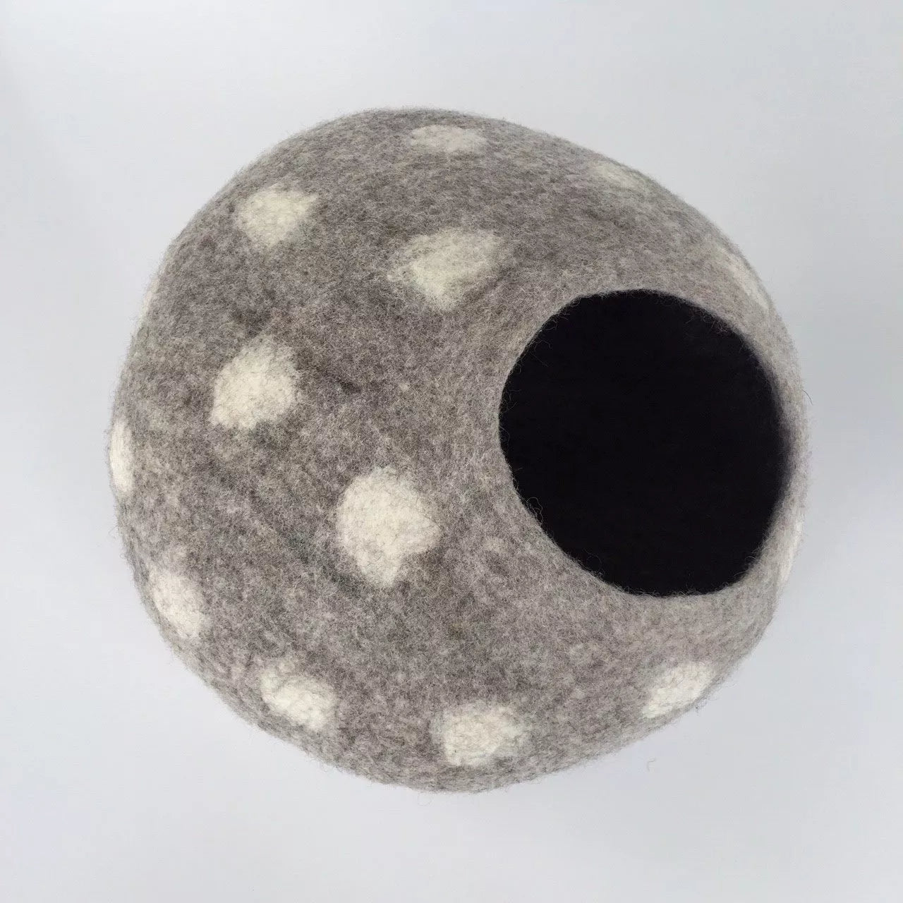 Cozy cocoon Grey with white polka dots