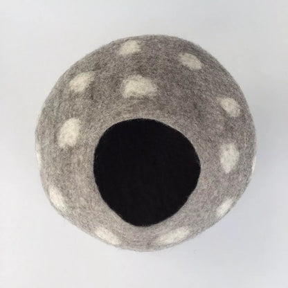 Cozy cocoon Grey with white polka dots