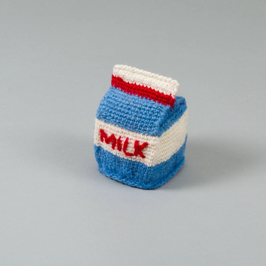 Jouet brique de lait en crochet
