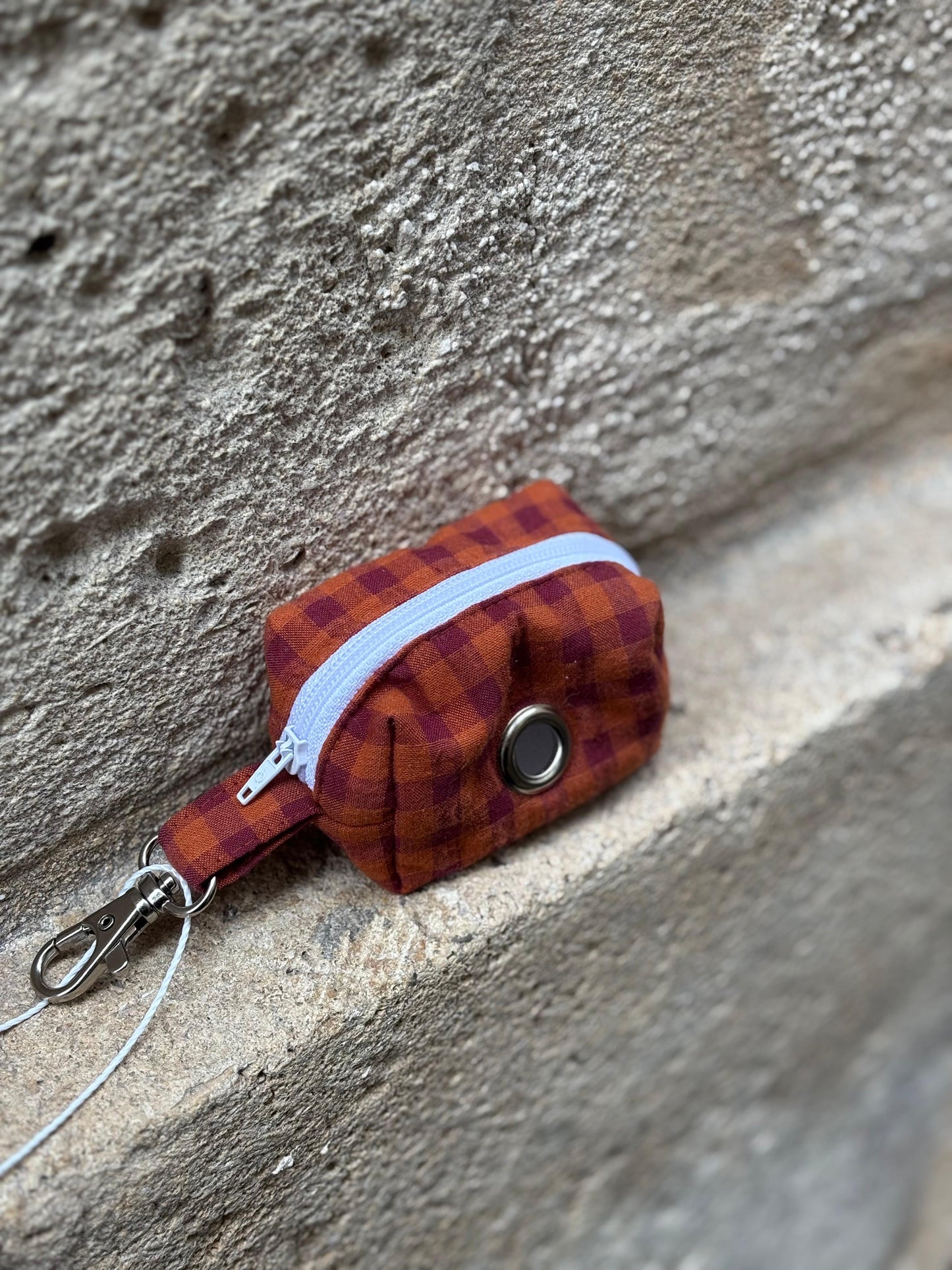 Porte-sacs à déjections vichy orange et bordeaux