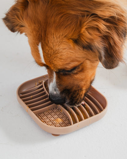 Tapis de léchage marron